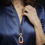 ANNEES 1970 - GRAND PENDENTIF CORAIL - L'anneau ovale est orné d'un corail orangé [...]