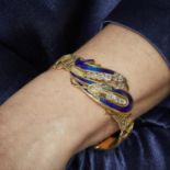 ANNEES 1840 - BRACELET VOLUTE EMAIL ET DIAMANTS - Il est en forme de bracelet [...]