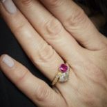 BAGUE CROISEE RUBIS DIAMANT - Elle porte un rubis ovale et une diamant poire. [...]