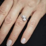 ANNEES 1930 - BAGUE "TOI ET MOI" DIAMANTS - Elle est ornée de deux diamants taille [...]