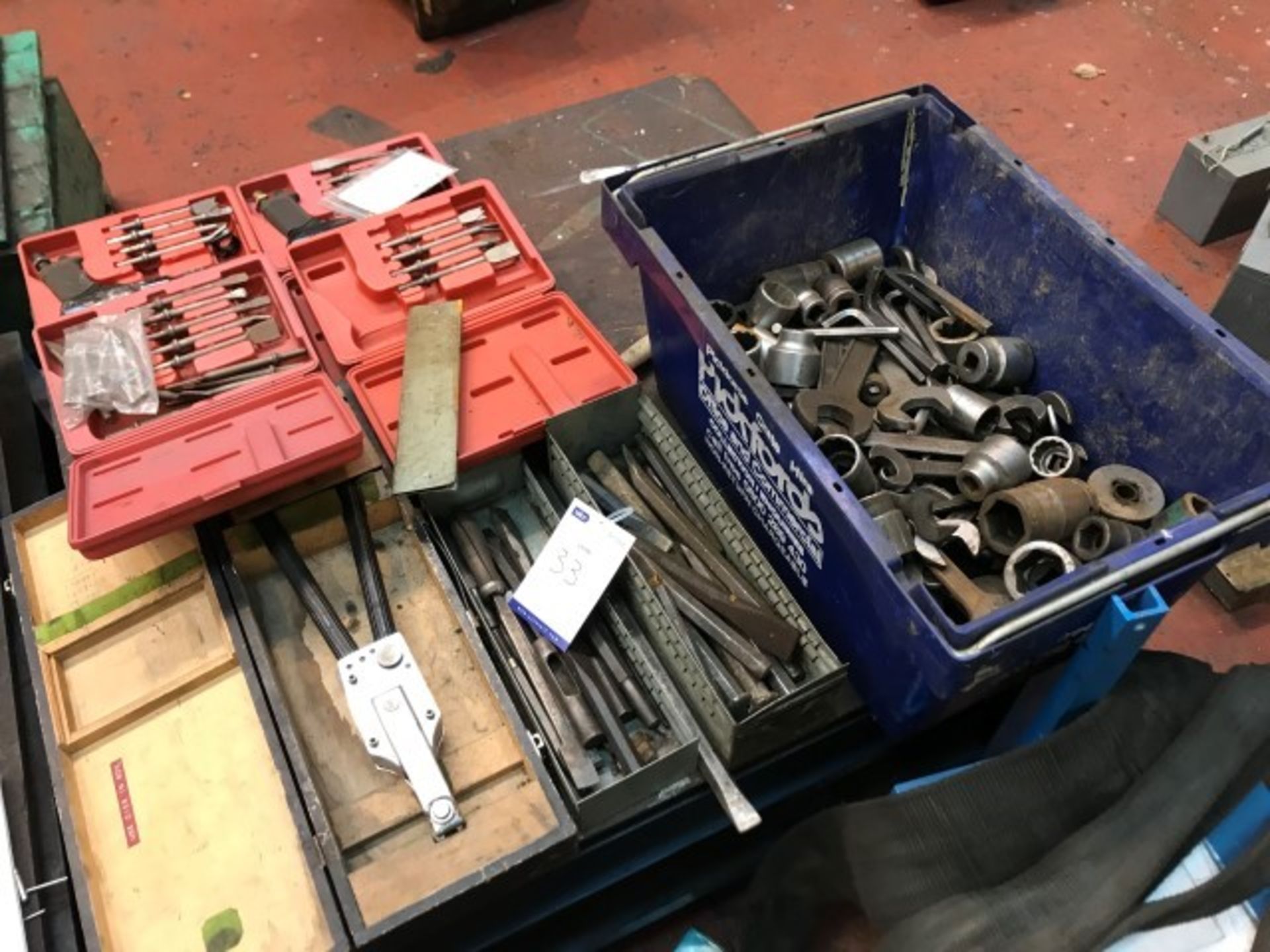 quantity of hand tools