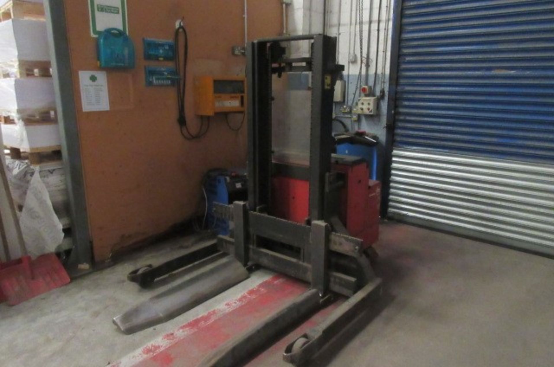 BT LST 1350 Battery Operated Roll Lifter