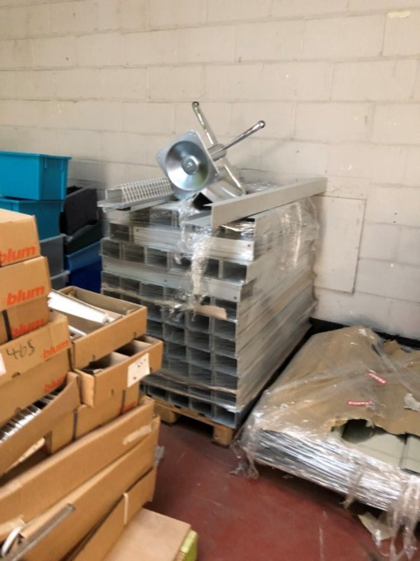large quantity of furniture components (table frames, flip top components, fastners/fittings, trays, - Image 10 of 24
