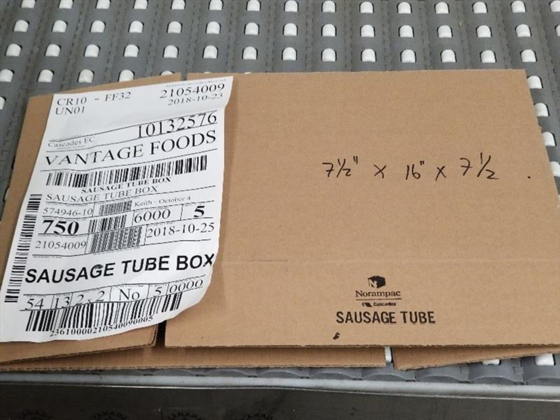 (5 pallets, 3200) 10132576- boxes, Cascades, "Saus.Tube" print, 7.5 x 16 x 7.5 - Image 2 of 5