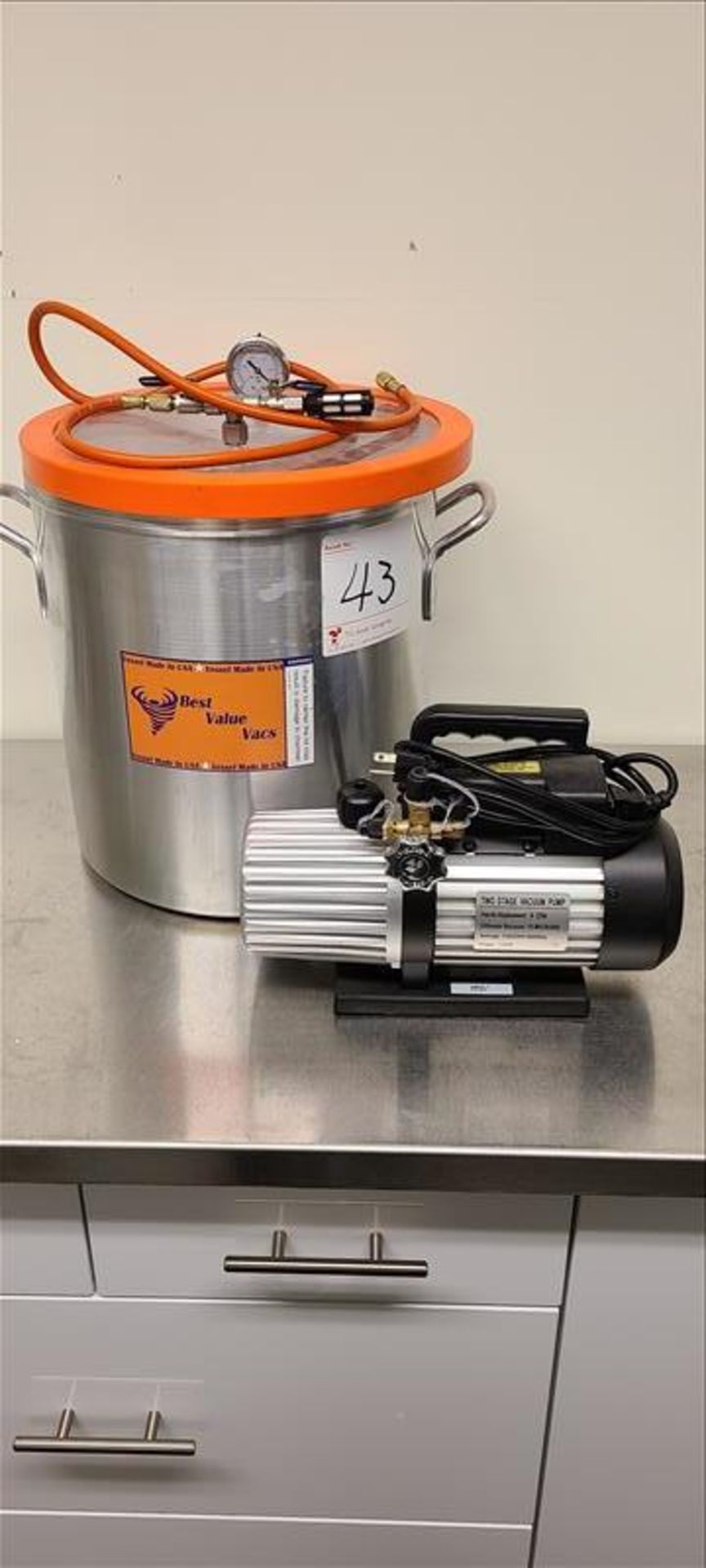 3 Gallon Best Value Vacs, Aluminum Vacuum Chamber w/ 6 CFM Two Stage Vacuum Pump, s/n.563801.