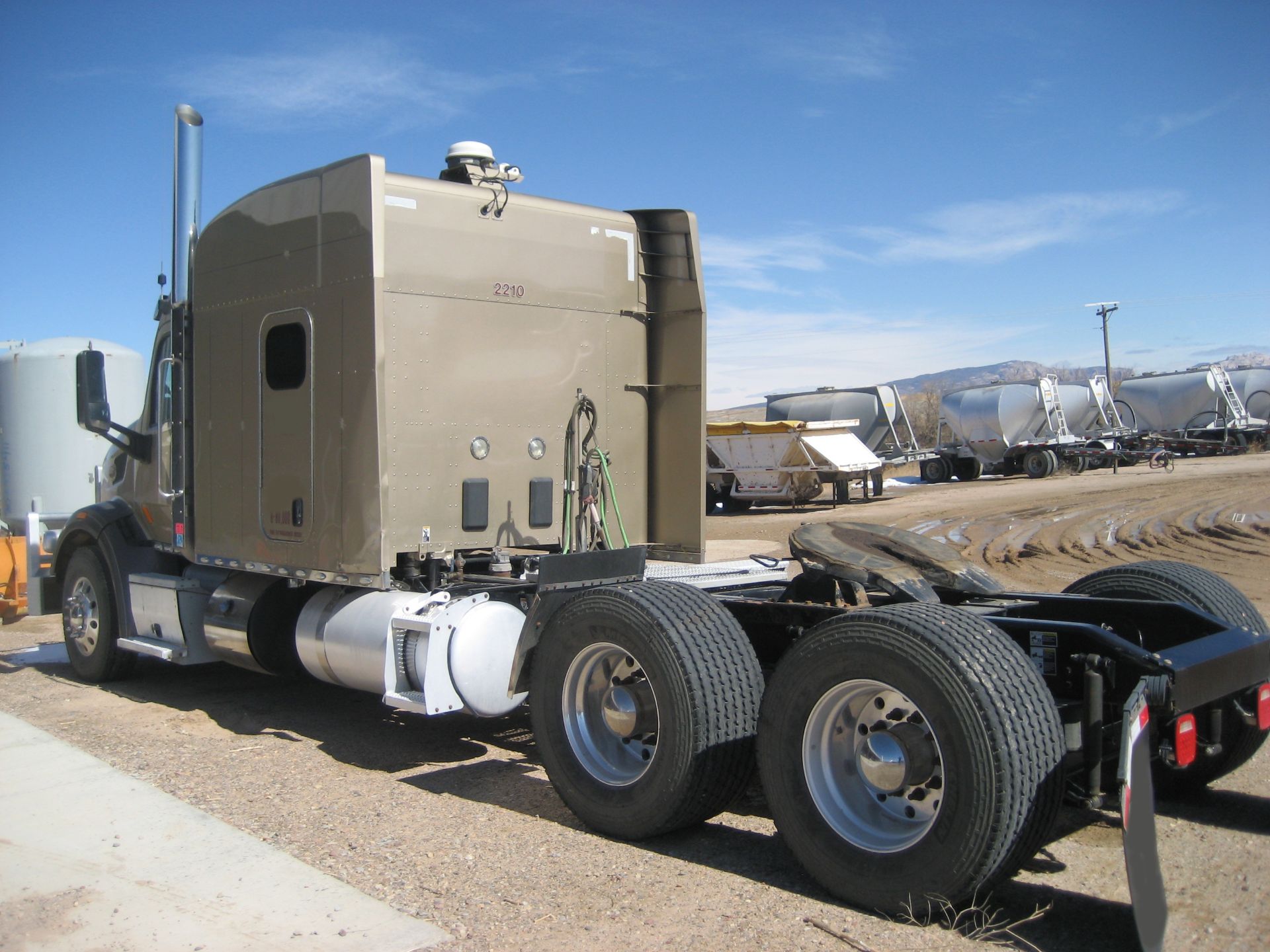 2015 Peterbilt 567 Tractor - Image 12 of 17