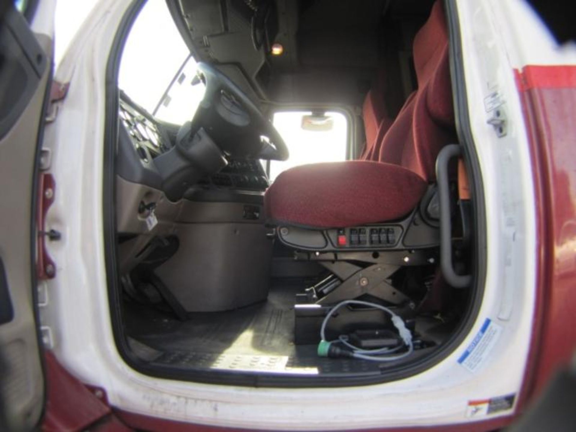 2014 Freightliner CA113SLP - Image 25 of 29