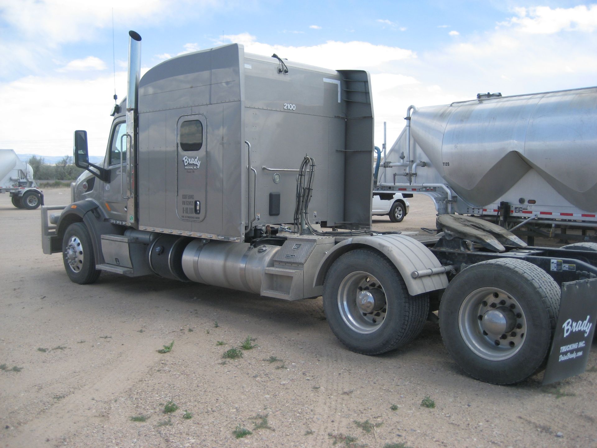 2015 Peterbilt 567 Tractor - Image 2 of 14