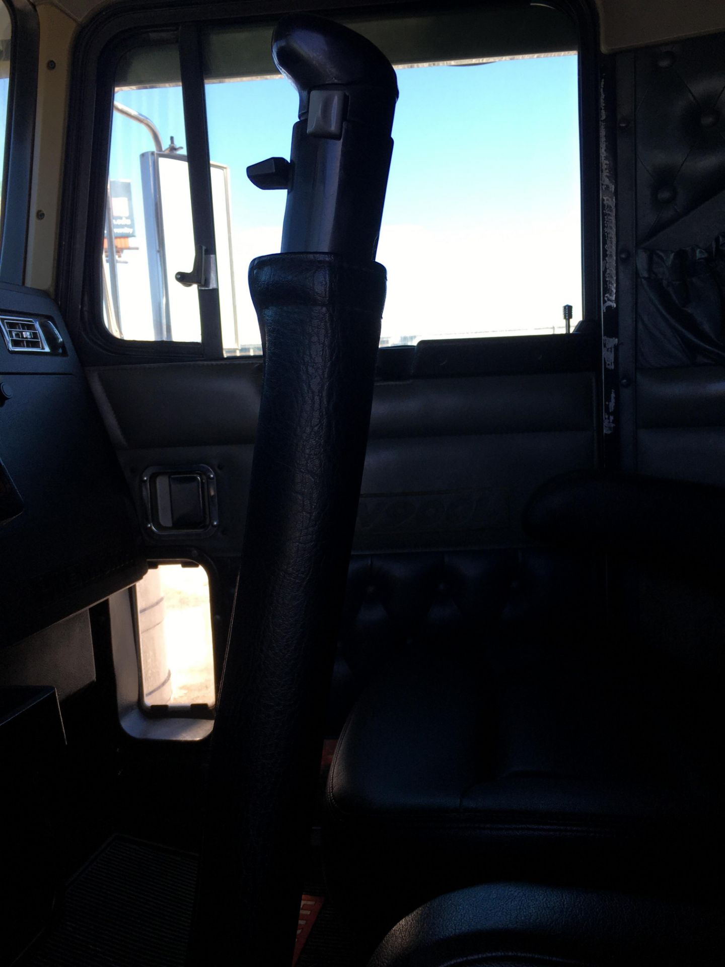 2000 Kenworth W900 Sleeper - Image 75 of 99