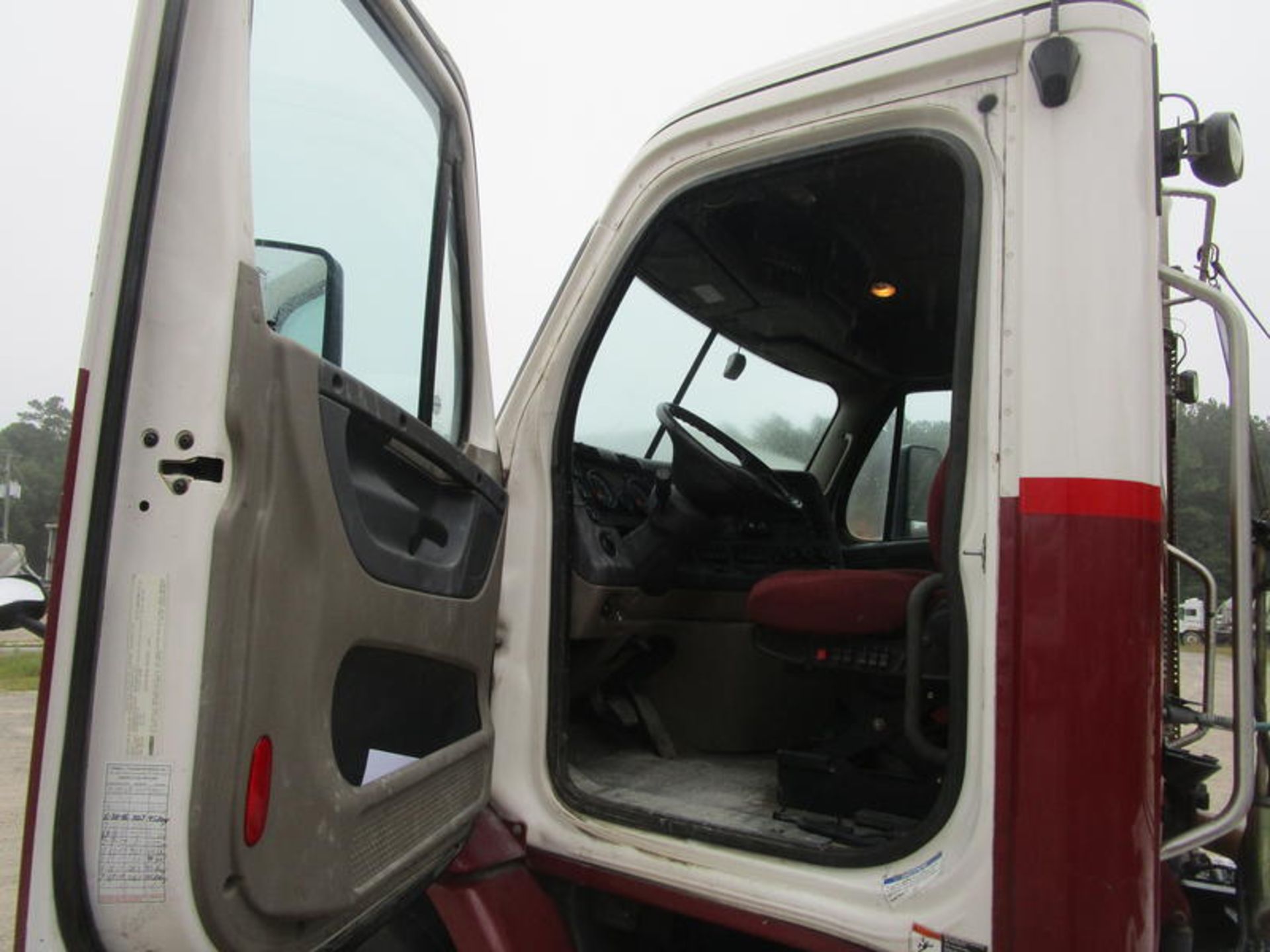 2015 Freightliner CA113DC - Image 5 of 34