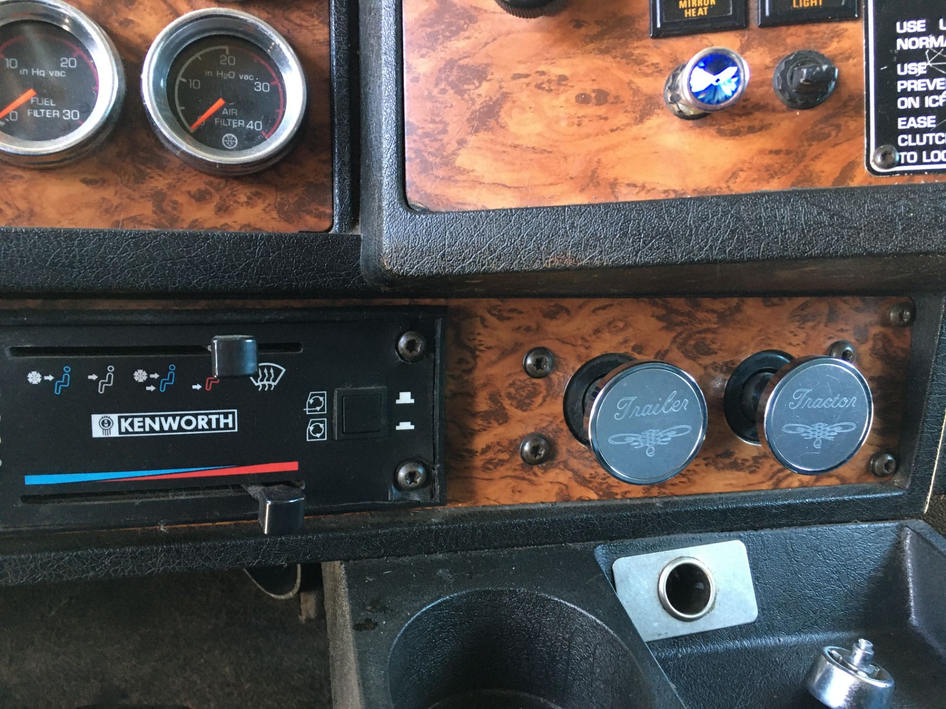 2000 Kenworth W900 Sleeper - Image 71 of 99