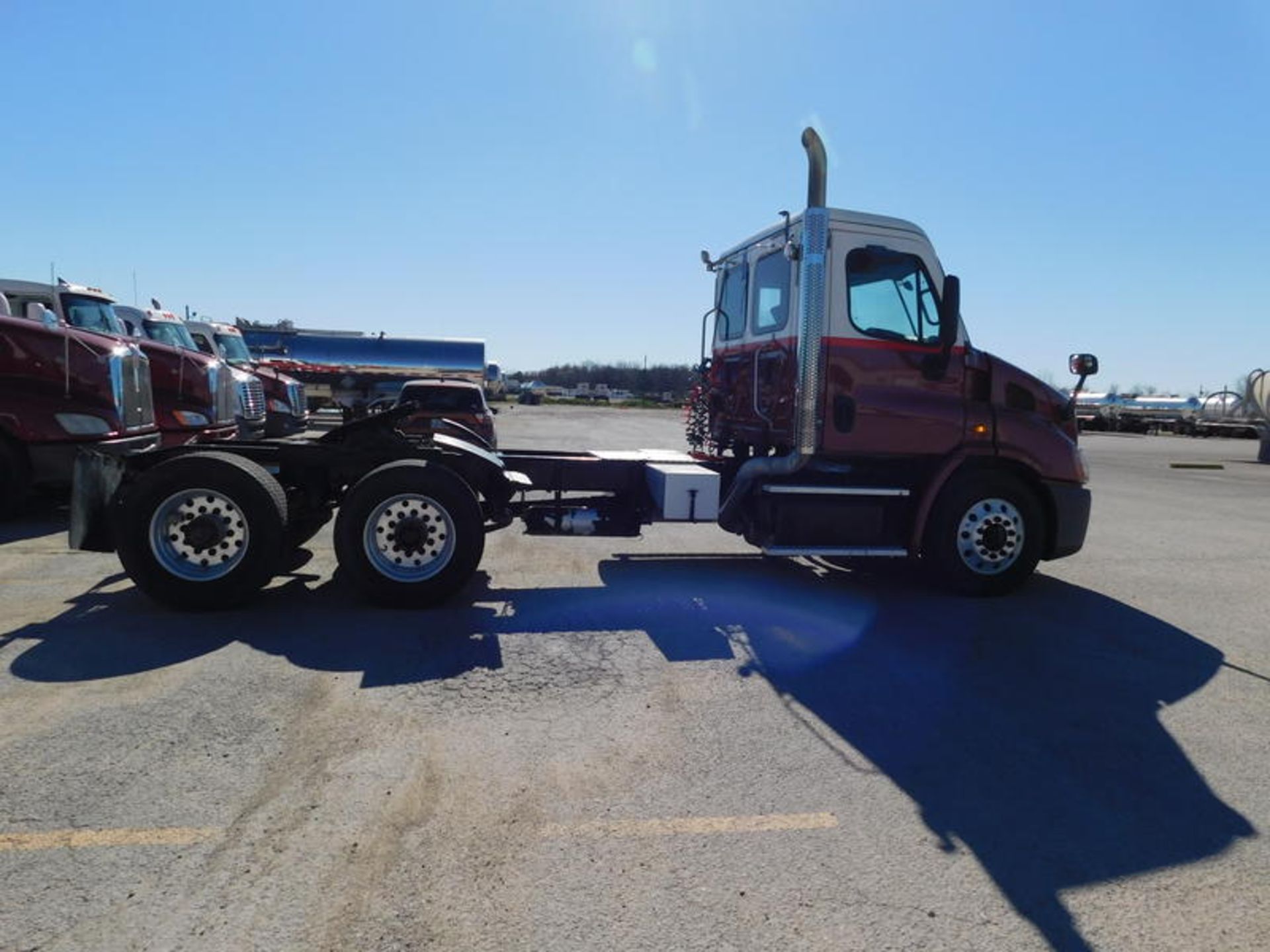 2014 Freightliner CA113DC - Image 28 of 37