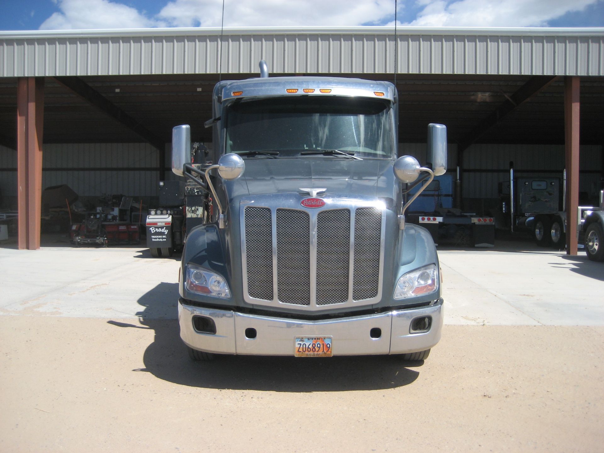 2016 Peterbilt 579 Tractor - Image 2 of 19