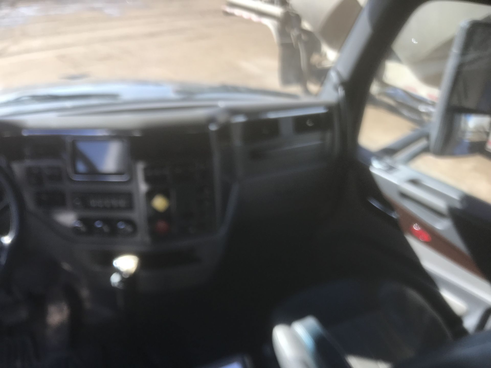 2015 Peterbilt 567 Tractor - Image 2 of 13