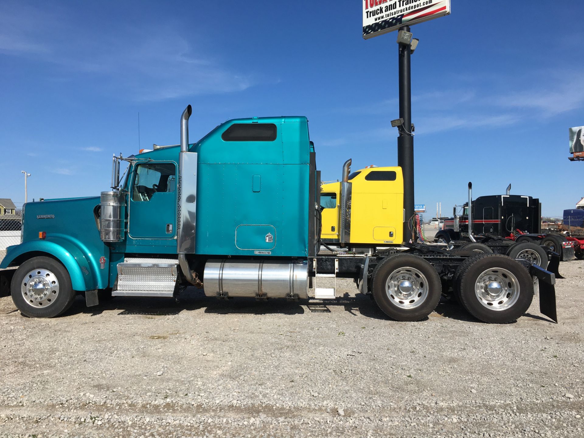 2006 Kenworth W900 Sleeper - Image 11 of 82