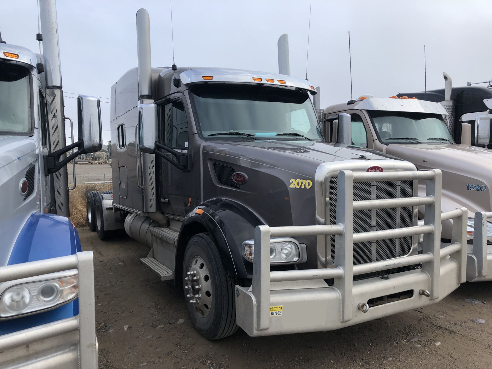 2015 Peterbilt 567 Tractor - Image 13 of 17