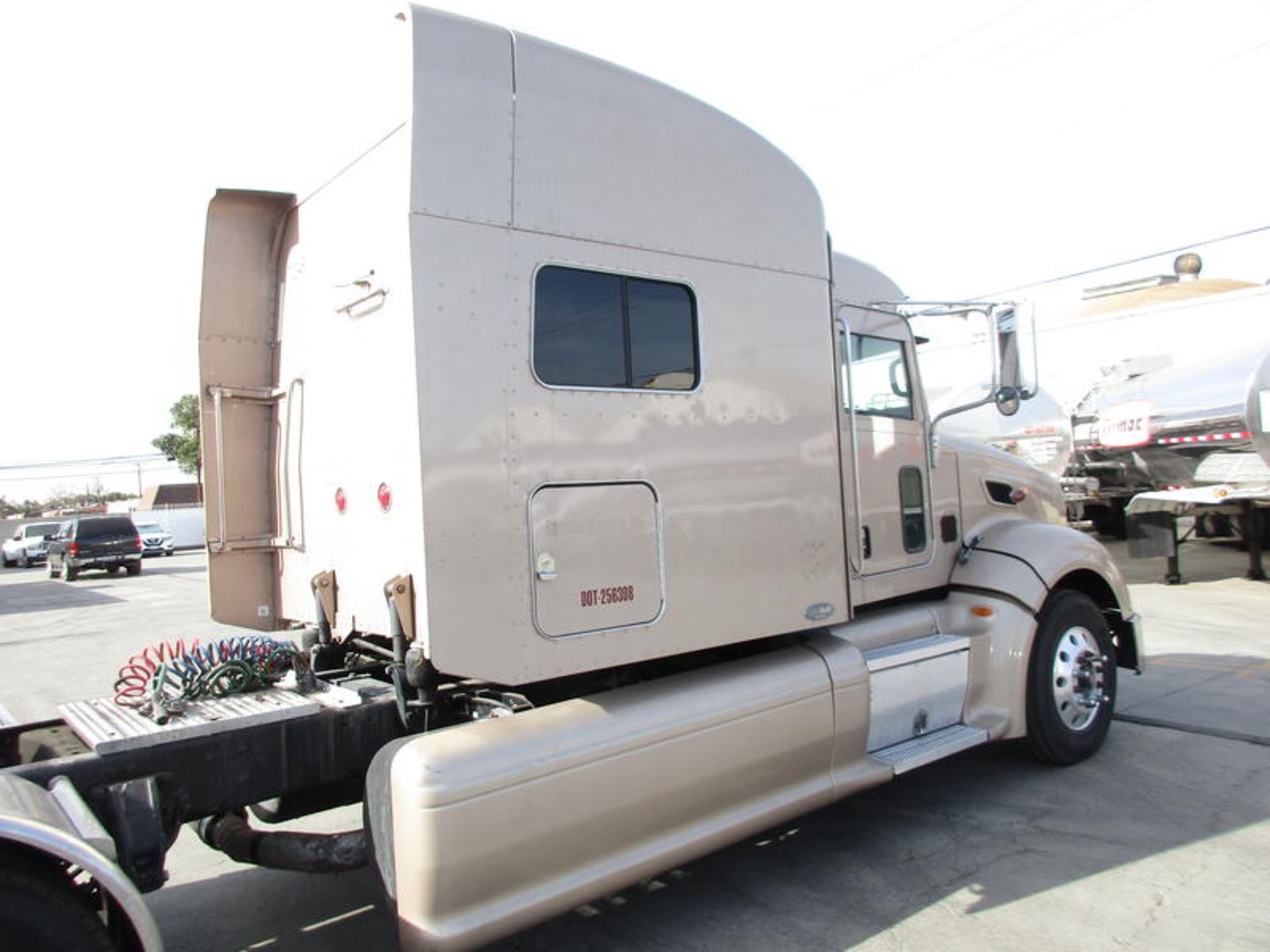 2008 Peterbilt 386 - Image 2 of 31