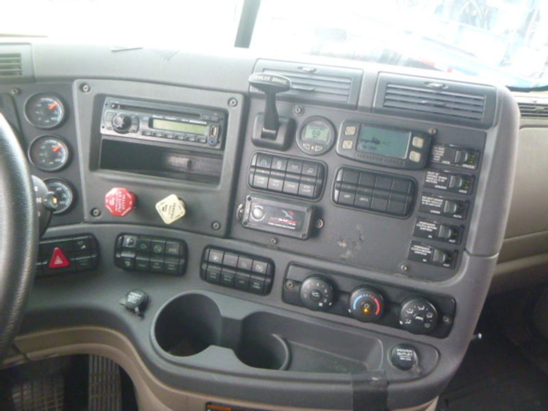 2014 Freightliner CA113SLP - Image 6 of 32