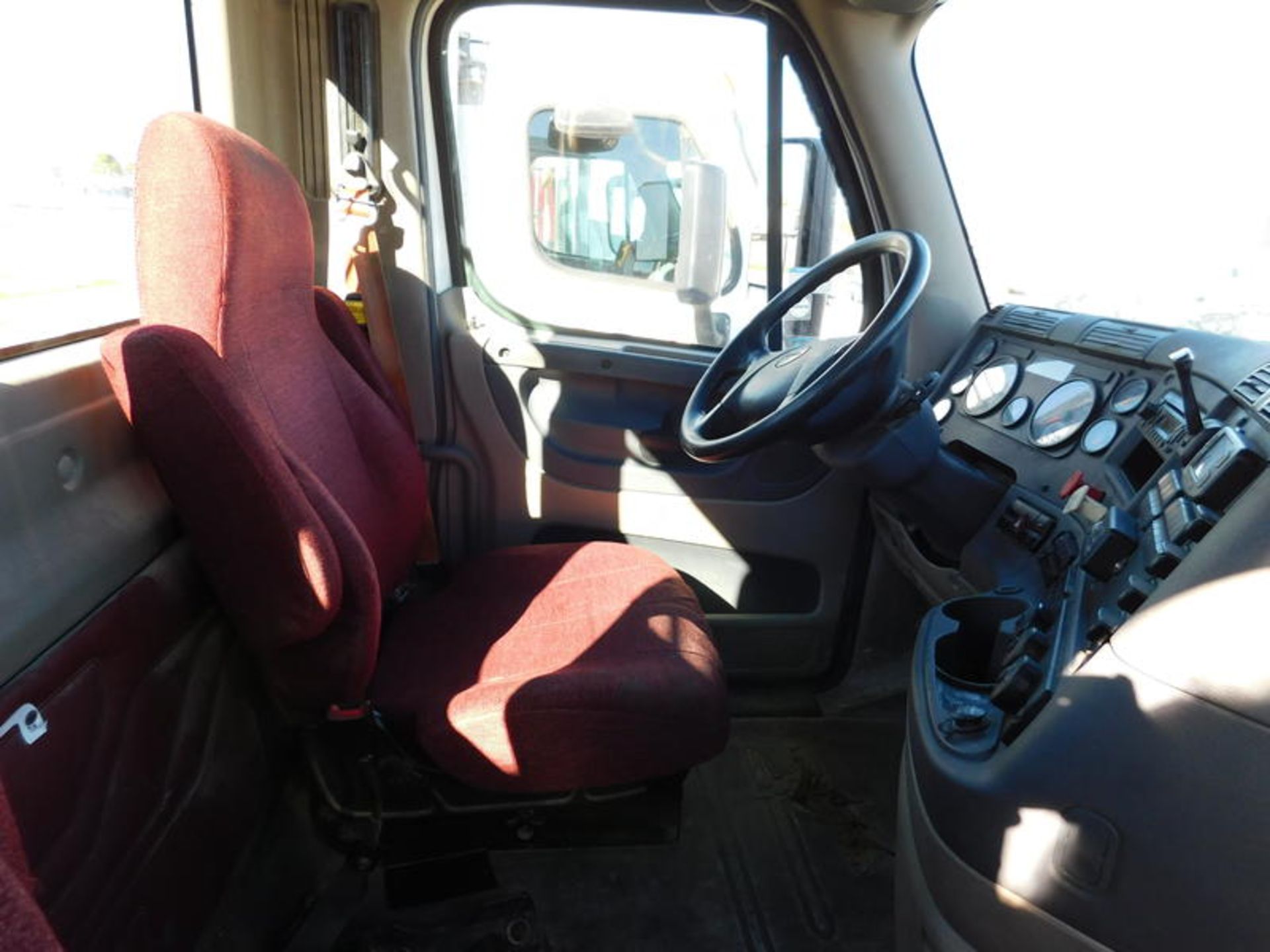 2014 Freightliner CA113DC - Image 15 of 38