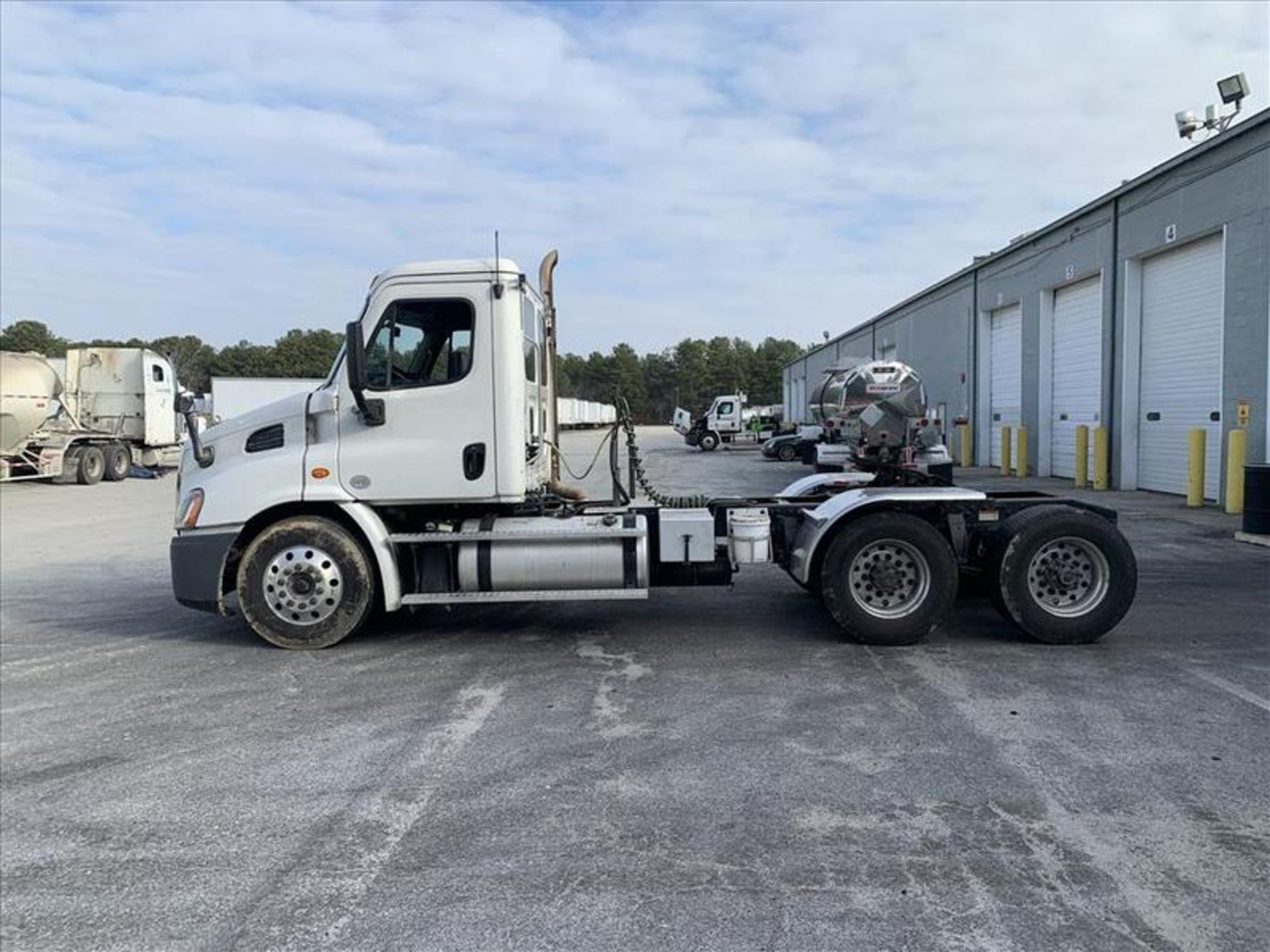 2015 Freightliner CA113DC - Image 2 of 33