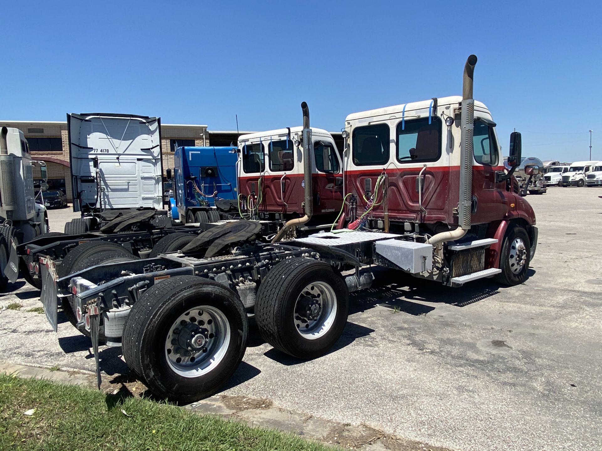 2015 Freightliner CA113DC - Image 5 of 19