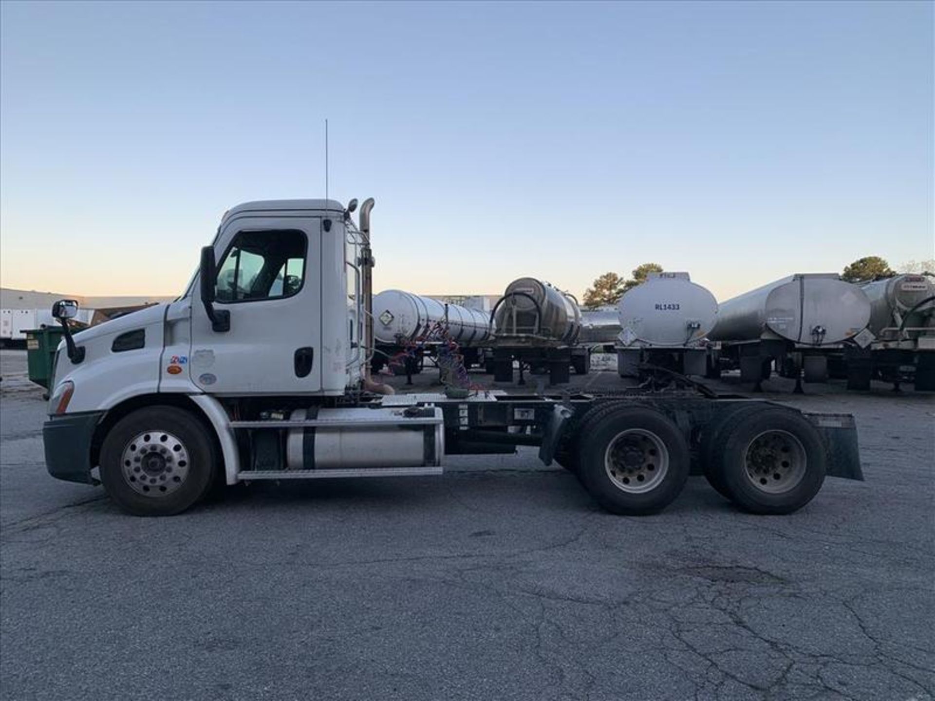 2015 Freightliner CA113DC - Image 2 of 35