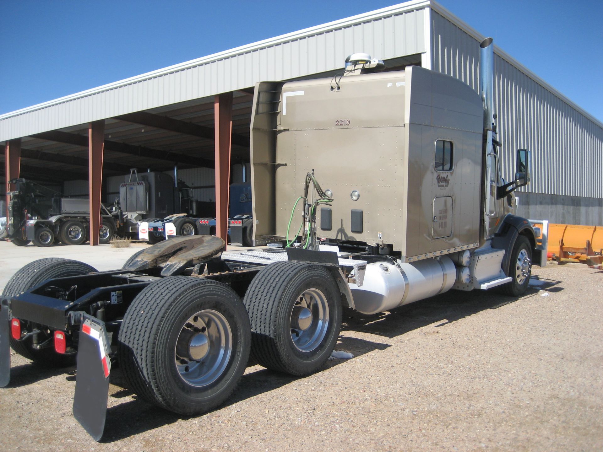 2015 Peterbilt 567 Tractor - Image 10 of 17