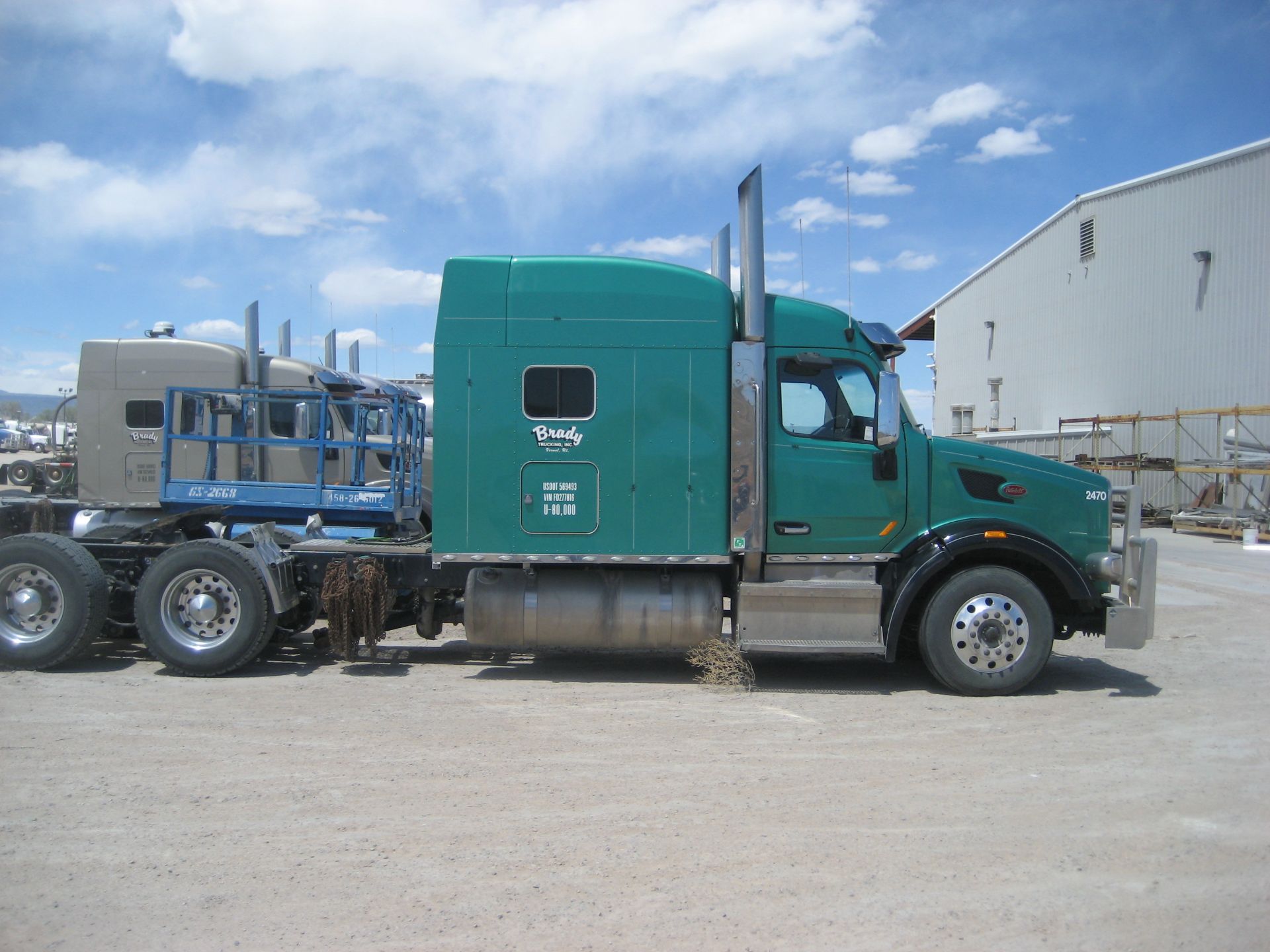 2015 Peterbilt 567 Tractor - Image 2 of 14