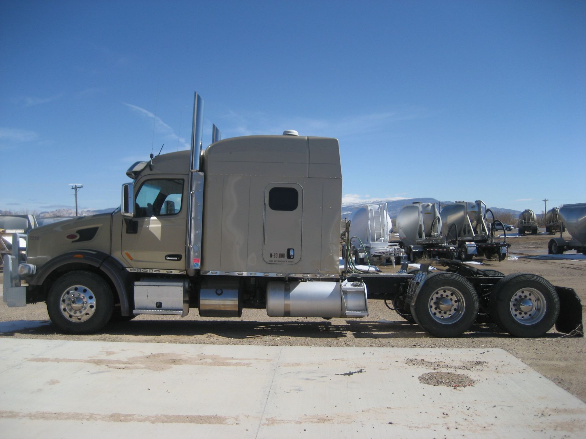 2015 Peterbilt 567 Tractor - Image 13 of 17