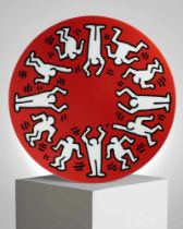 Keith Haring (after) - White on Red PlateCoffret d'une assiette Keith Haring en porcelaine de
