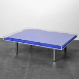 Yves Klein - Table Bleue, 1961Plateau en verre et plexiglas, pigment IKB et piètement en métal