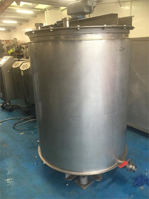 1 x All s/s electrically heated chocolate/fondant tank. Top fill, bottom discharge with scrape