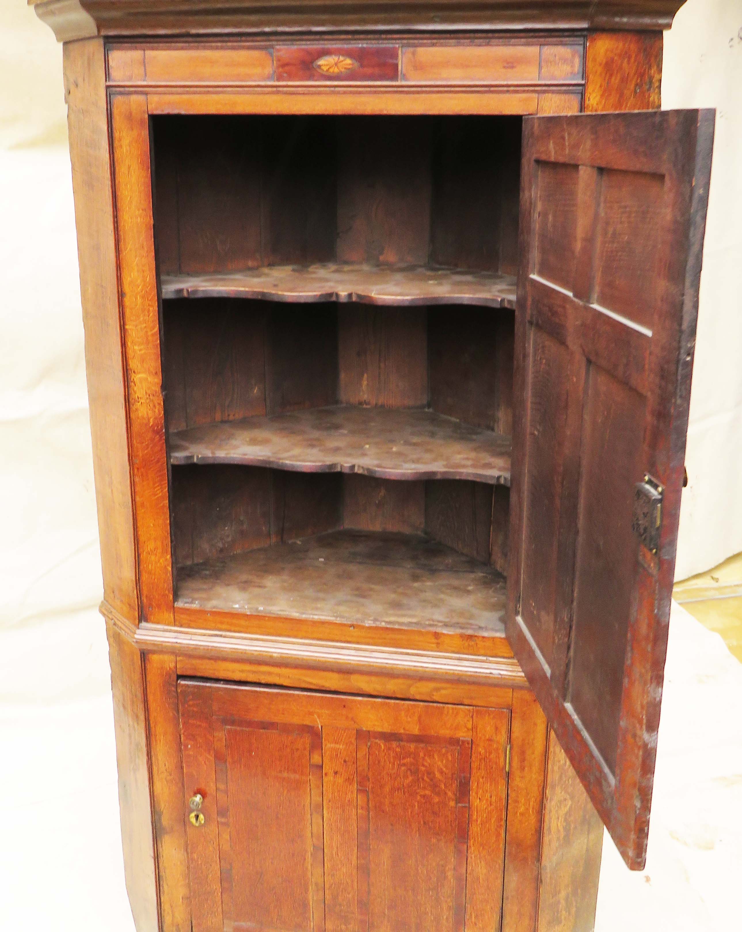 Georgian 18th Century Oak Double Corner Cupboard, with inlaid and mahogany cross banded - Image 8 of 8