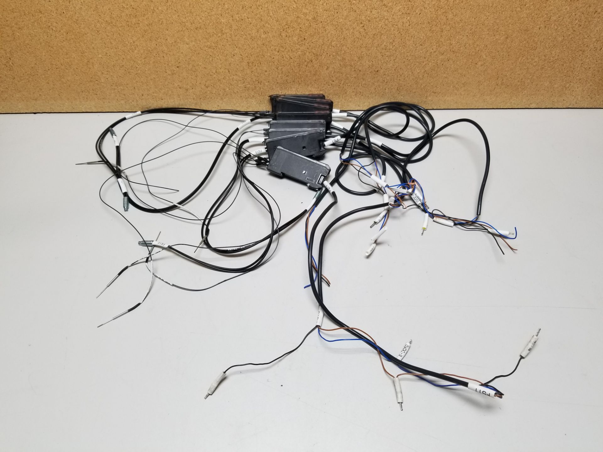 LOT OF OMRON FIBER OPTIC SENSORS AND AMPLIFIERS