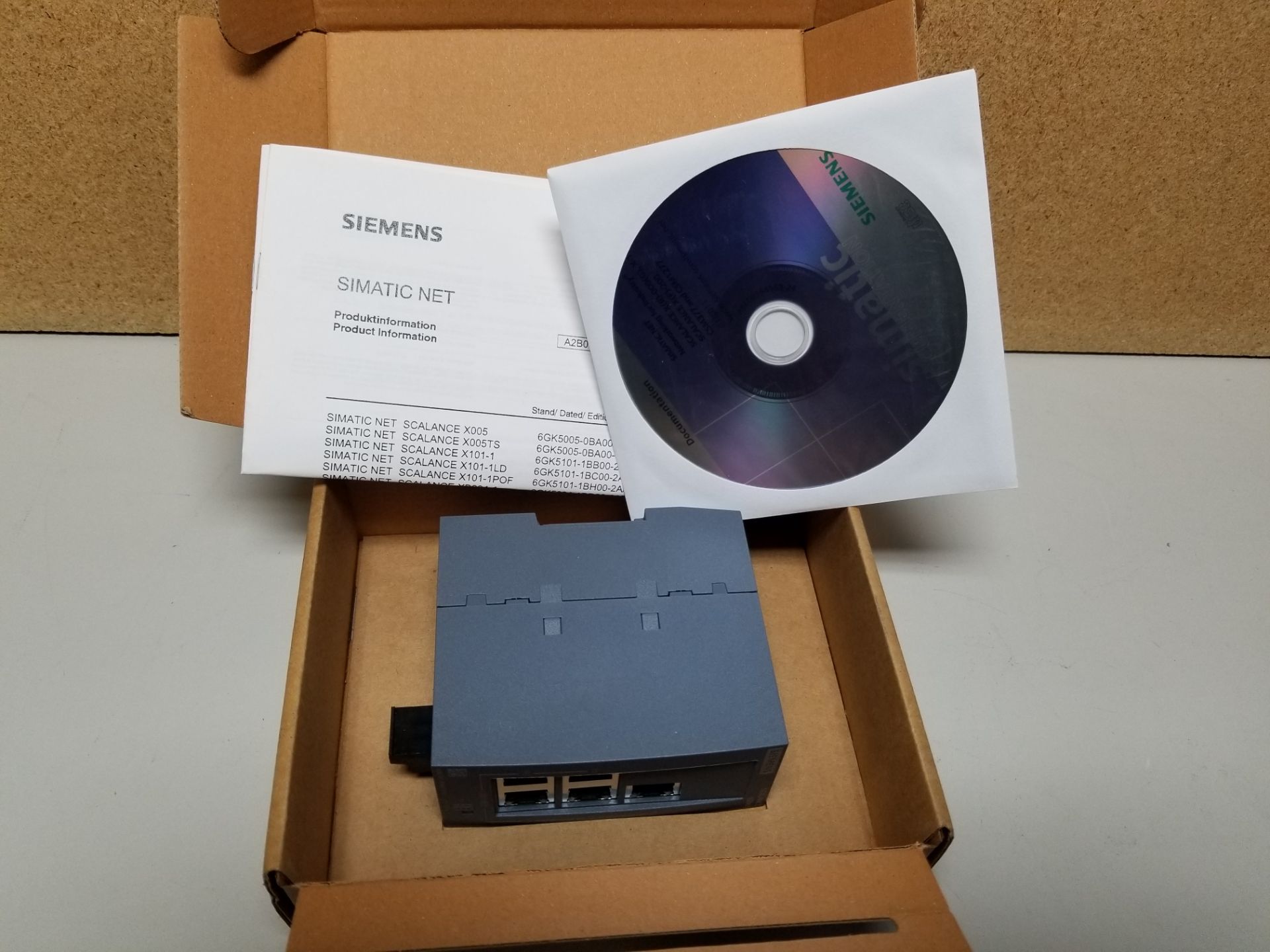 NEW SIEMENS SCALANCE XB005 INDUSTRIAL ETHERNET SWITCH - Image 3 of 5