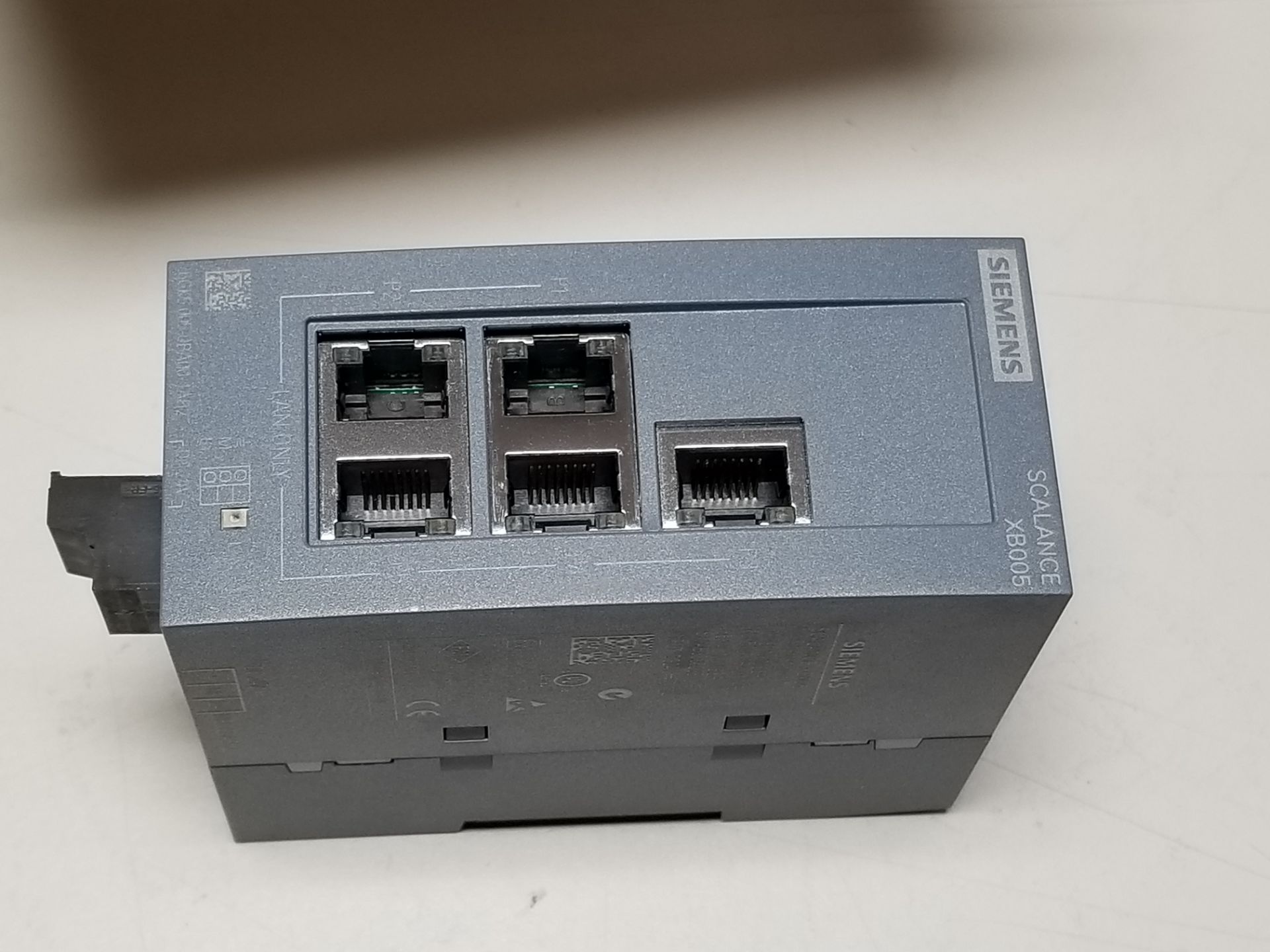 NEW SIEMENS SCALANCE XB005 INDUSTRIAL ETHERNET SWITCH - Image 4 of 5