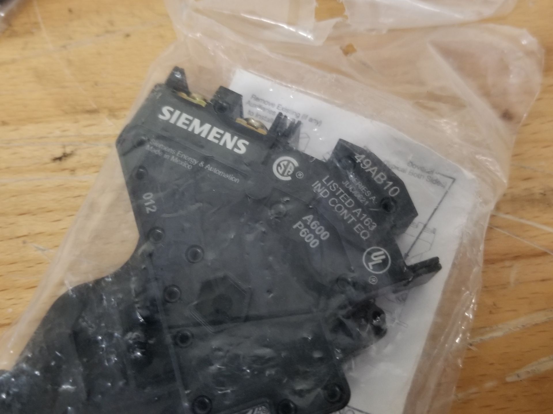 LOT OF NEW SIEMENS AUXILIARY CONTACT BLOCK KITS - Image 5 of 5