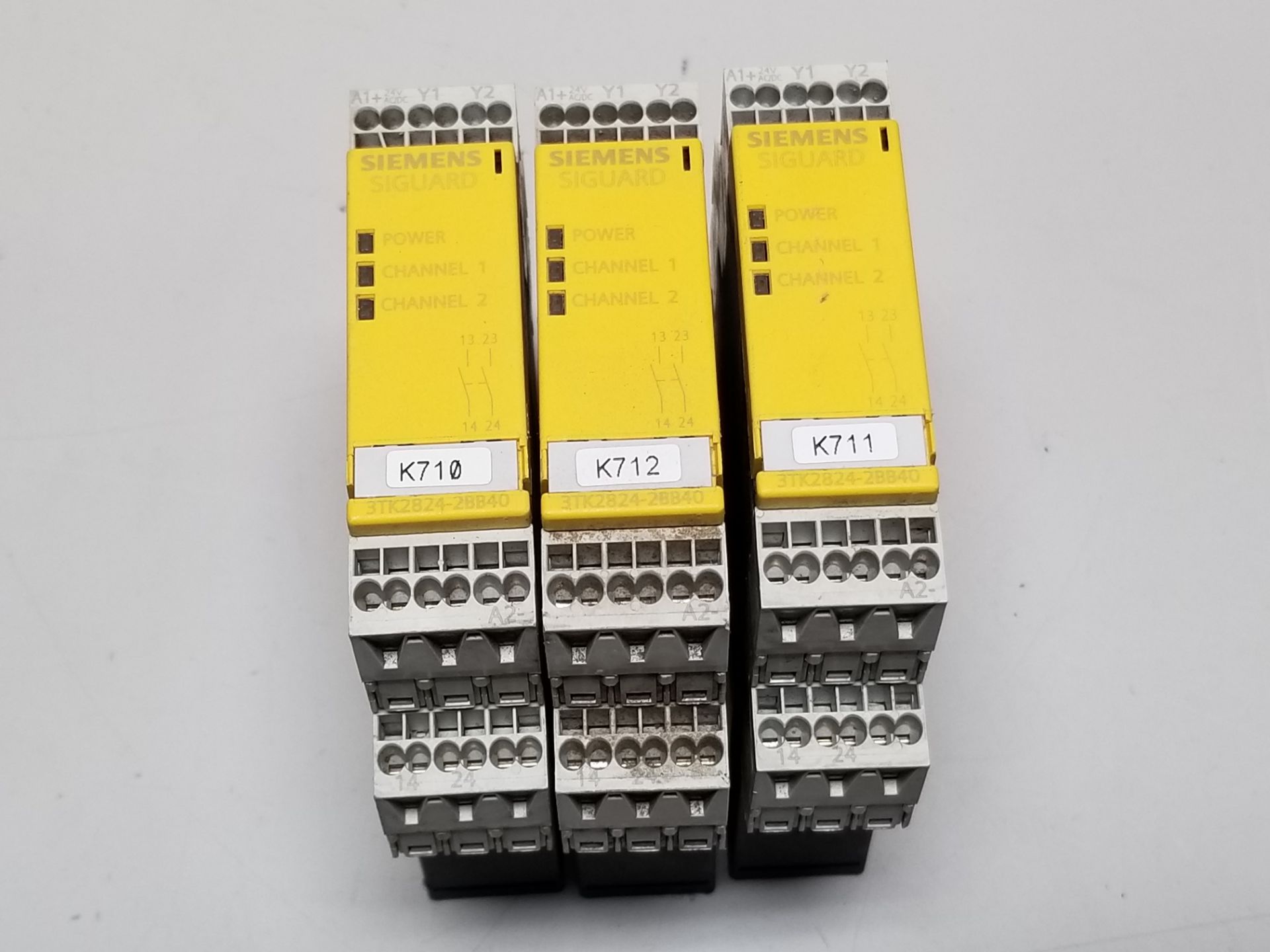LOT OF SIEMENS SIGUARD SAFETY RELAYS