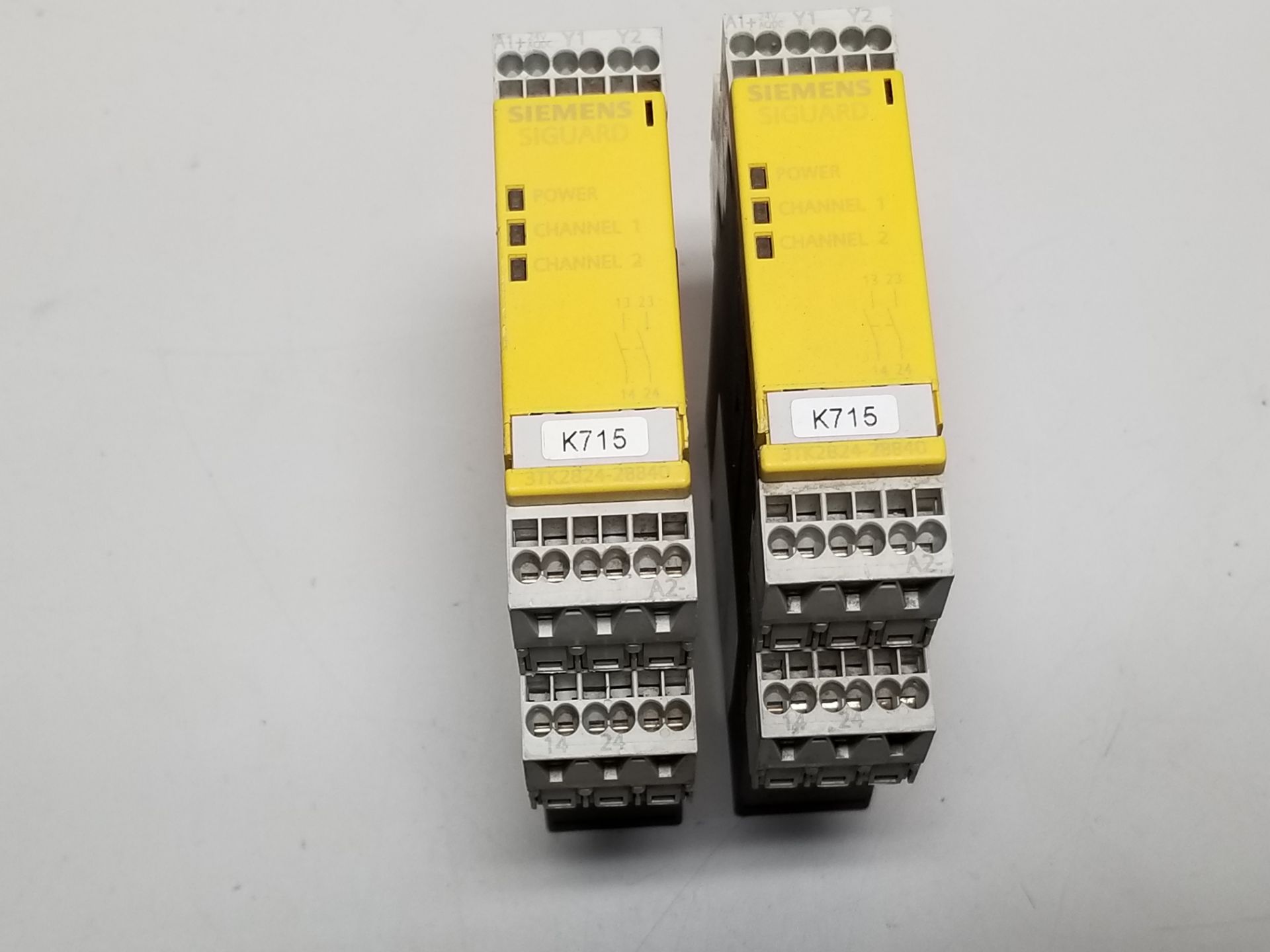 LOT OF SIEMENS SIGUARD SAFETY RELAYS