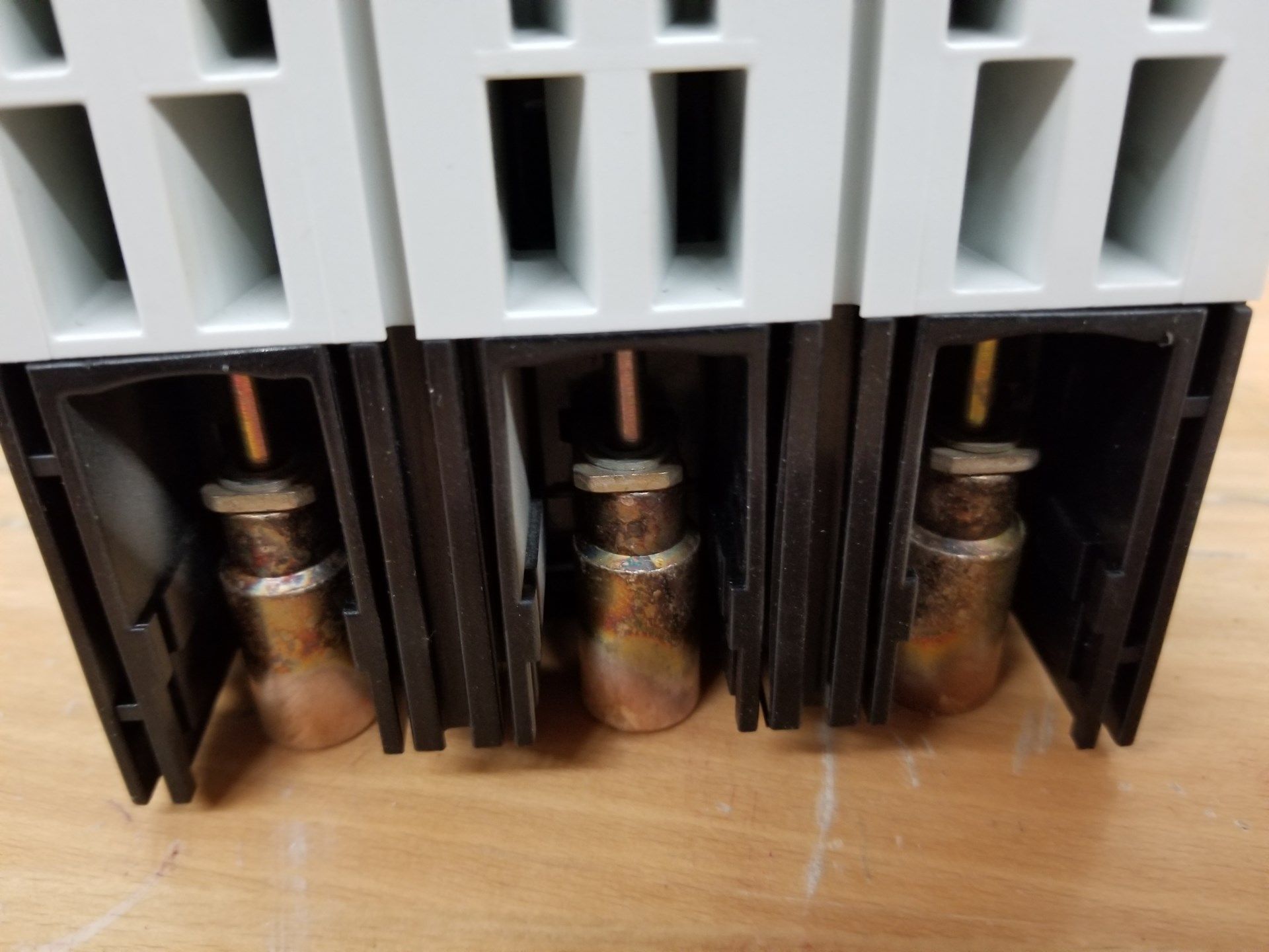 GE RECORD PLUS 20A MOLDED CASE CIRCUIT BREAKER - Image 3 of 6