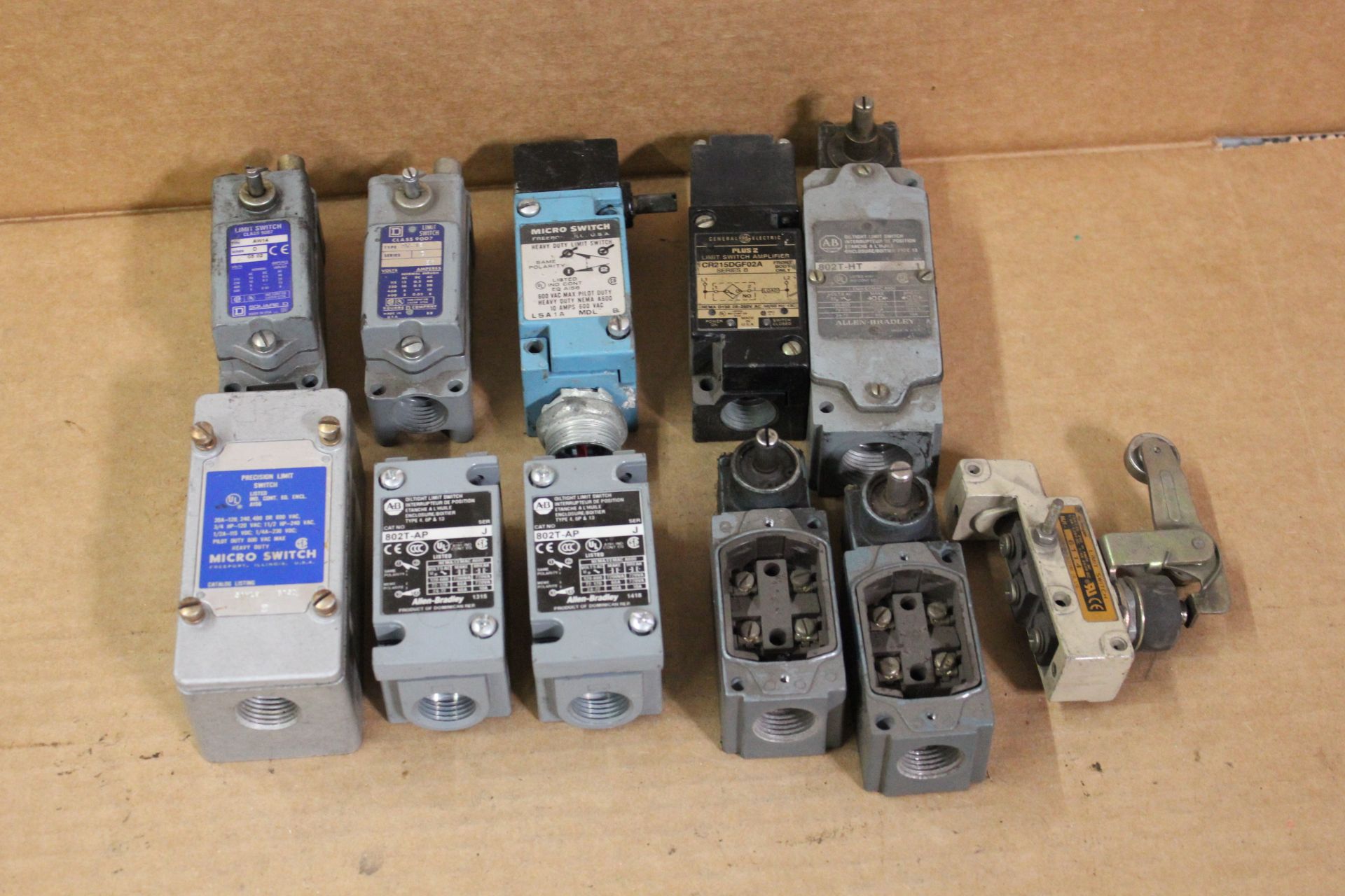 LOT OF INDUSTRIAL LIMIT SWITCHES