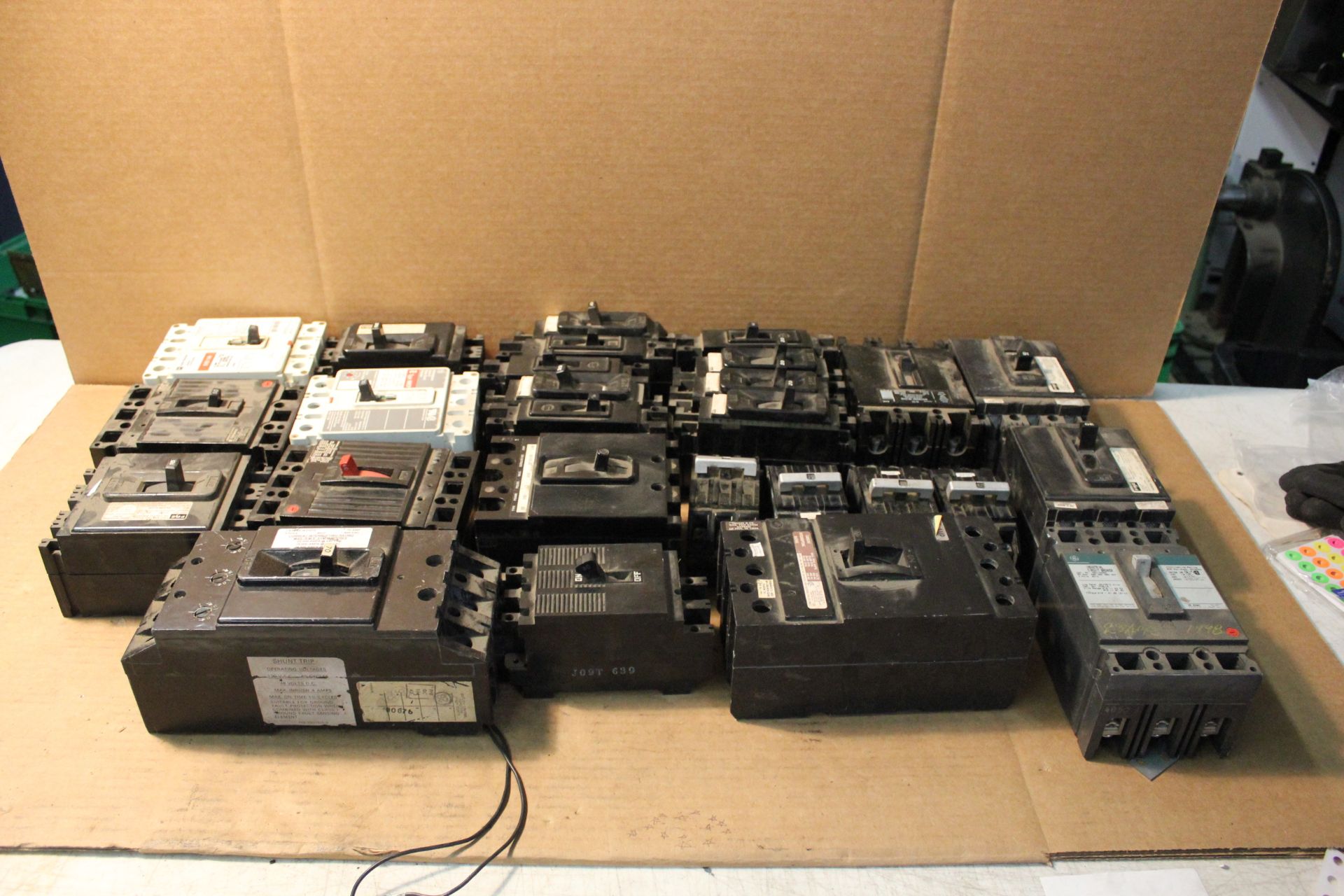 LOT OF MISCELLANEOUS CIRCUIT BREAKERS