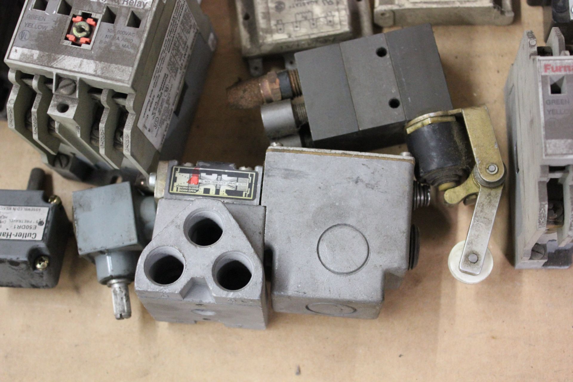 LOT OF CIRCUIT BREAKERS AND PARTS - Image 7 of 7