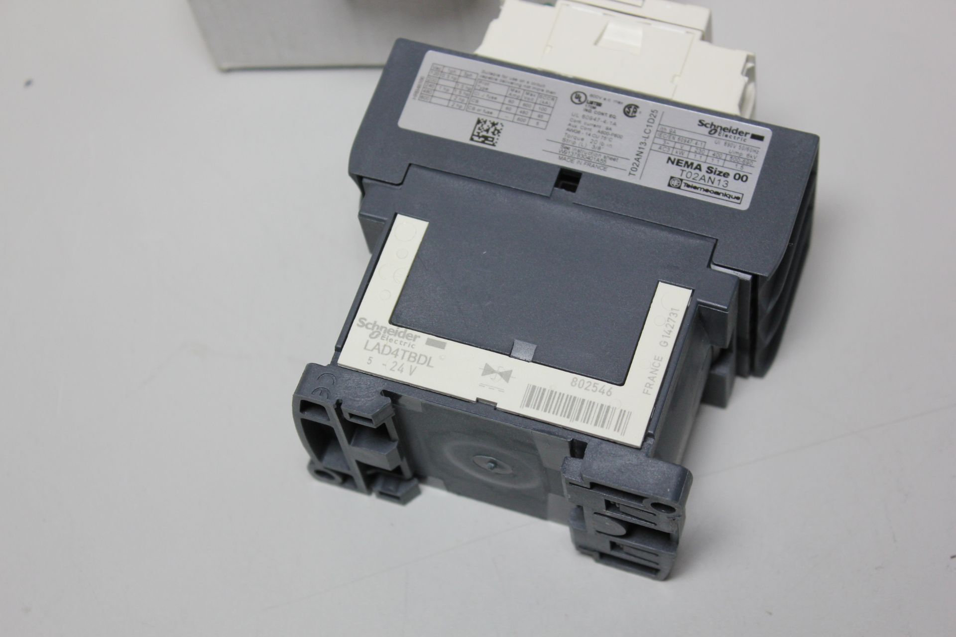 NEW SCHNEIDER MOTOR CONTACTOR - Image 4 of 4