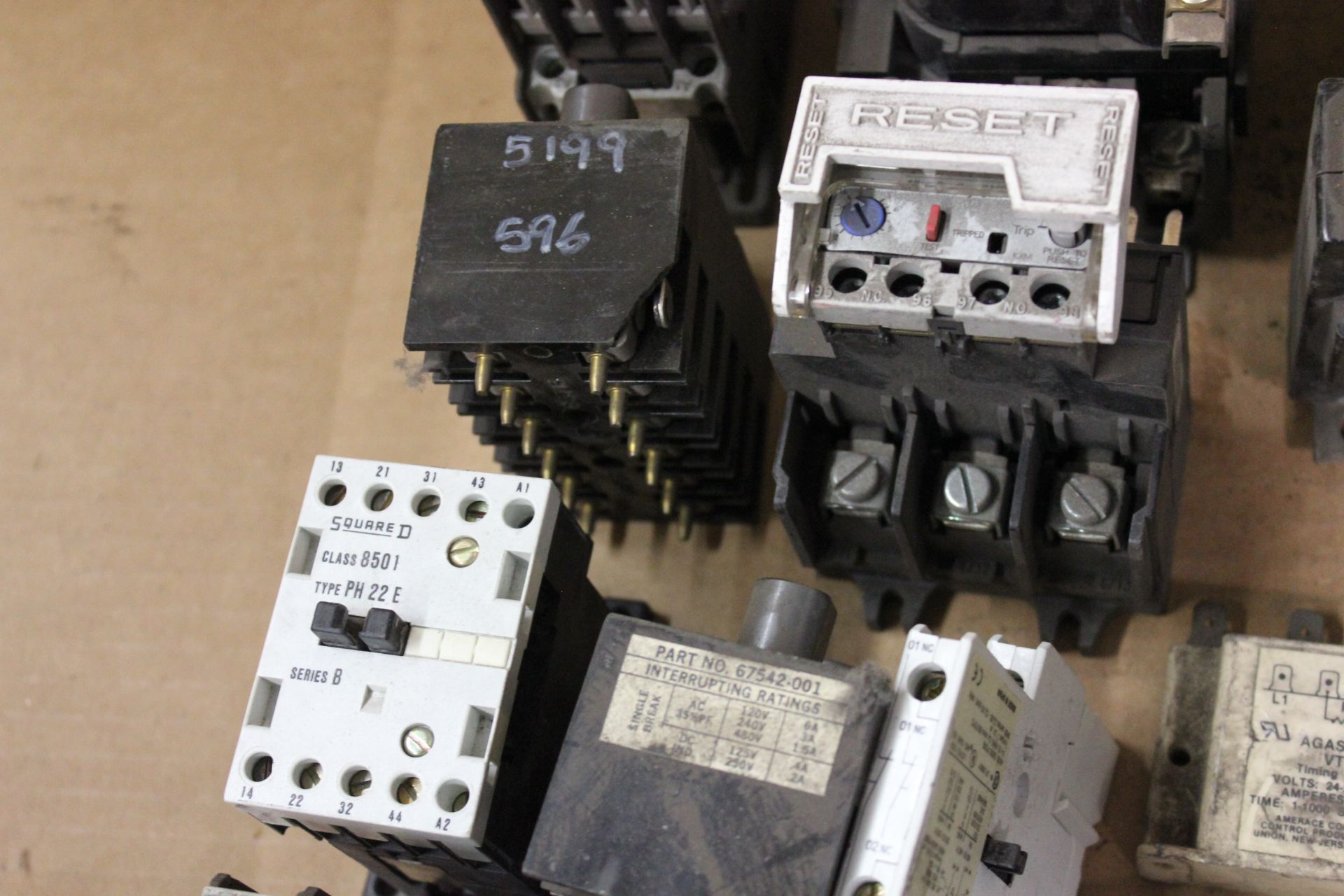 LOT OF CIRCUIT BREAKERS AND PARTS - Image 4 of 7