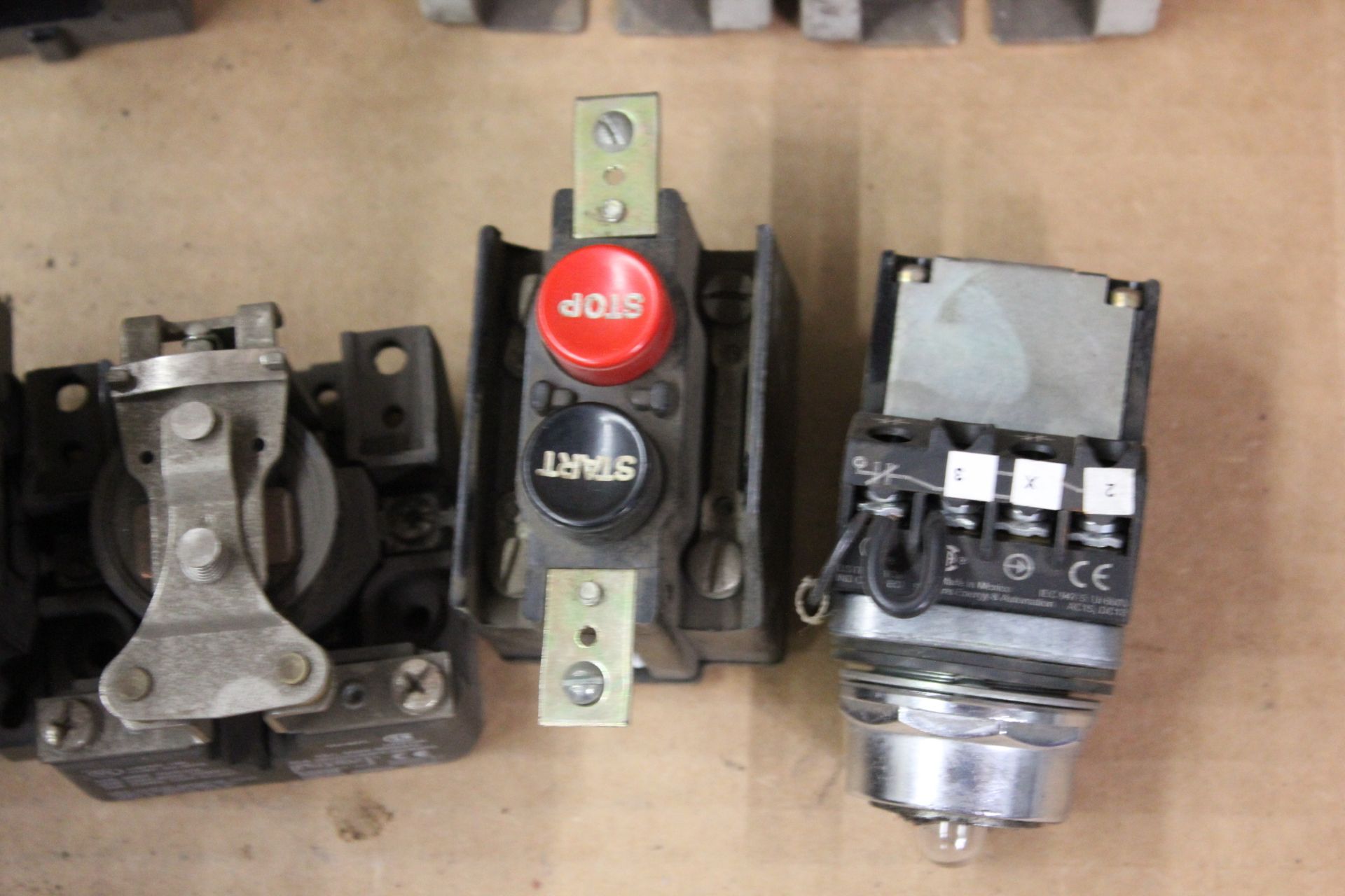 LOT OF CIRCUIT BREAKERS AND PARTS - Image 5 of 6