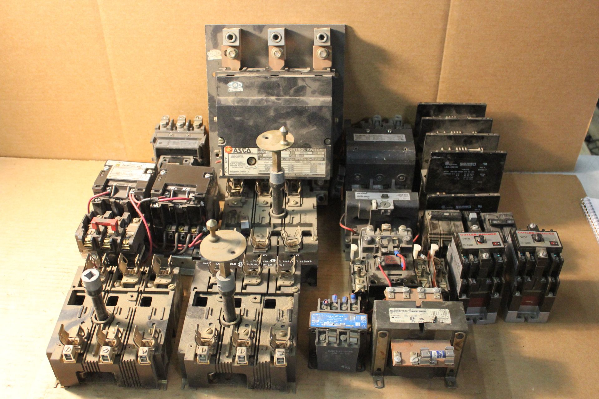 LOT OF MISCELLANEOUS ELECTRICAL PARTS