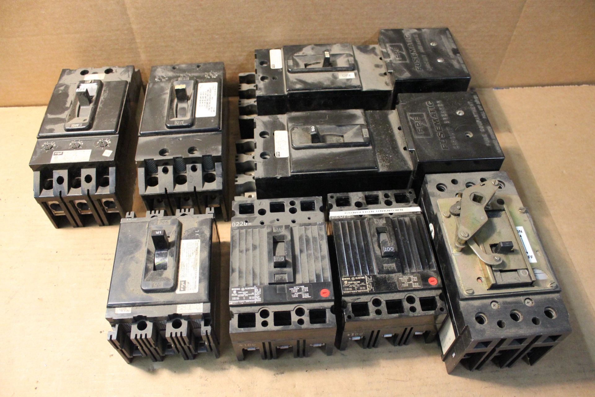 LOT OF 8 CIRCUIT BREAKERS FPE AND MISCELLANEOUS