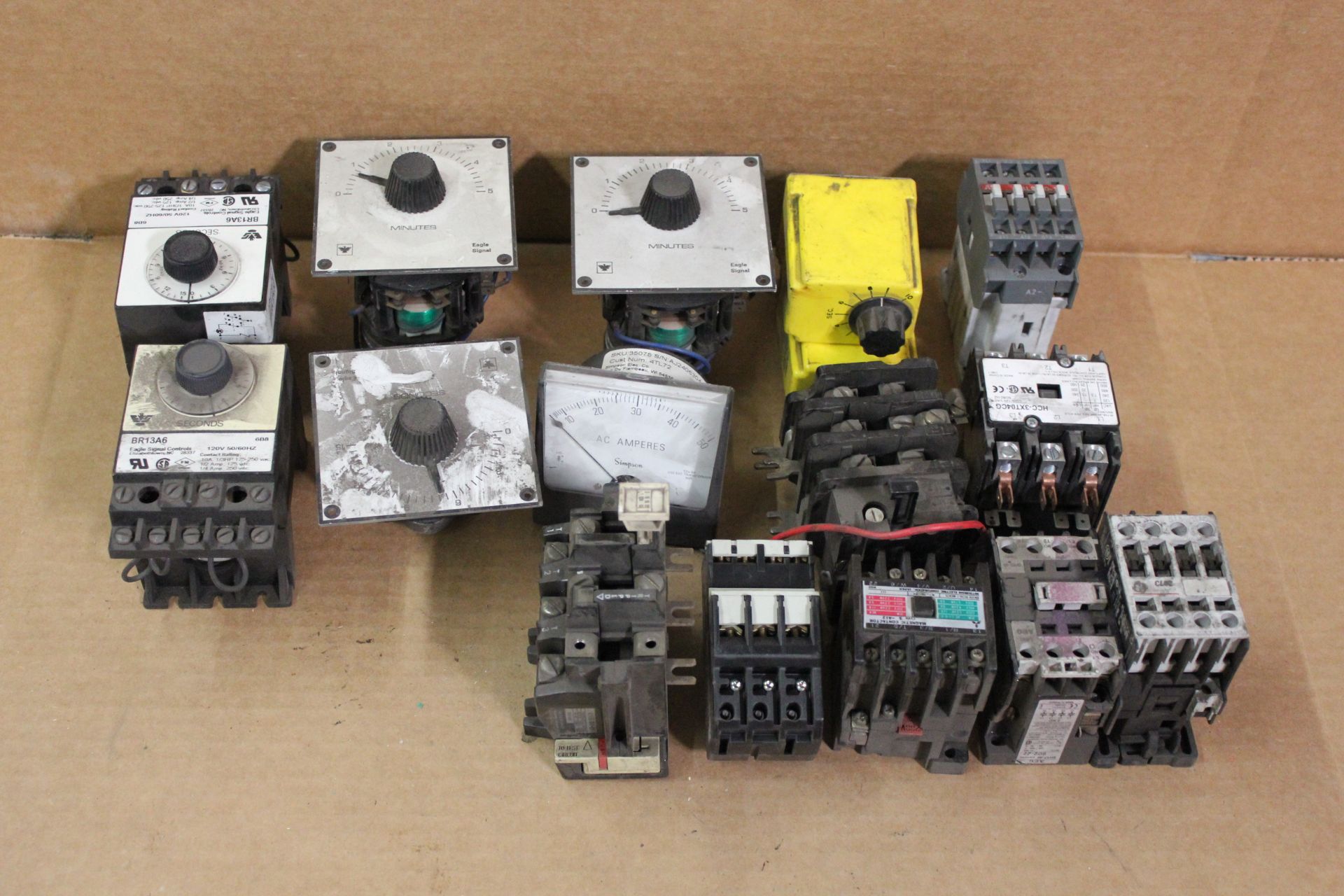 LOT OF CIRCUIT BREAKERS AND PARTS