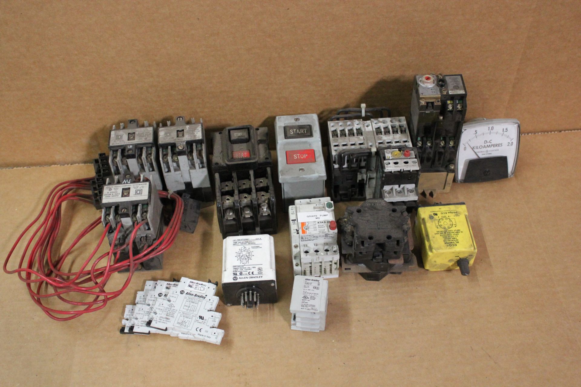 LOT OF CIRCUIT BREAKERS AND PARTS